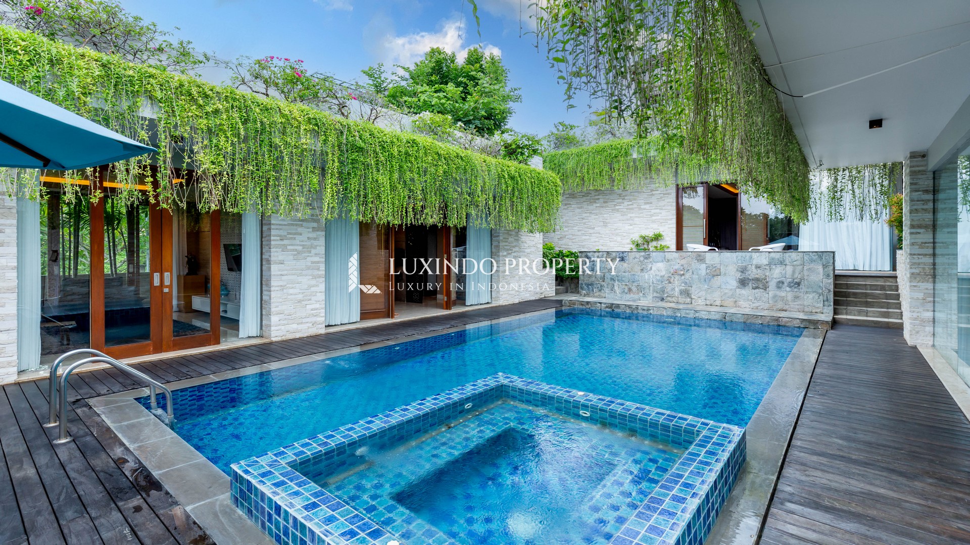 KAMPIAL - FOR SALE ELEGANT VILLA IN THE HEART OF NUSA DUA (FHV454)